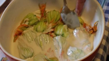 mozzarella ve ançüezli kabak çiçekleri.