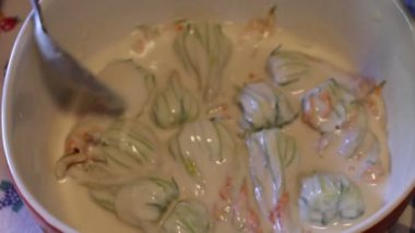 mozzarella ve ançüezli kabak çiçekleri.