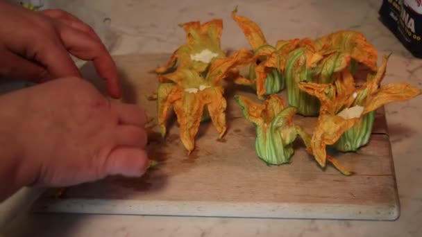 Bereiding Van Courgettebloemen Beslag Met Mozzarella Ansjovis — Stockvideo