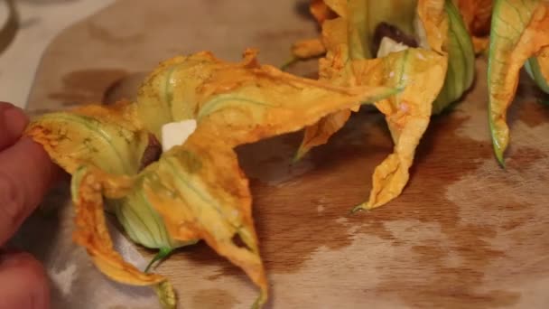Beredning Zucchini Blommor Smet Med Mozzarella Och Ansjovis — Stockvideo