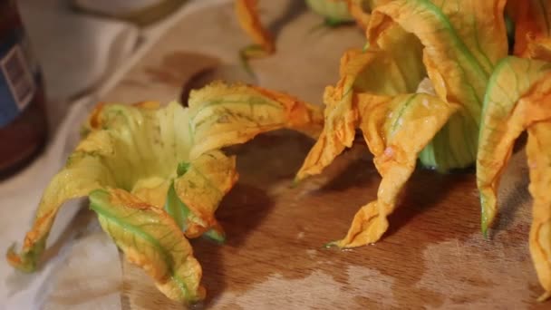 Preparação Flores Abobrinha Massa Com Mussarela Anchovas — Vídeo de Stock