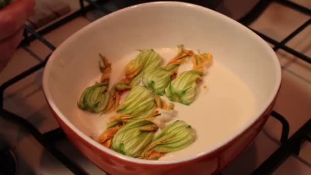 Preparación Flores Calabacín Masa Con Mozzarella Anchoas — Vídeos de Stock