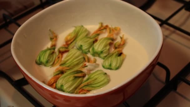 Bereiding Van Courgettebloemen Beslag Met Mozzarella Ansjovis — Stockvideo