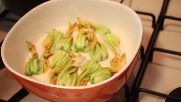 Preparazione Fiori Zucchina Pastella Con Mozzarella Acciughe — Video Stock