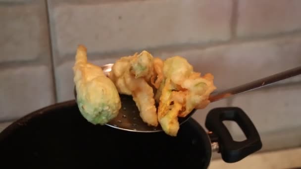 Persiapan Bunga Zucchini Dalam Adonan Dengan Mozzarella Dan Teri — Stok Video