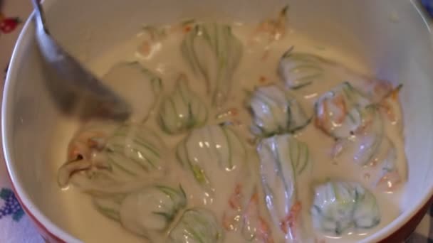 Bereiding Van Courgettebloemen Beslag Met Mozzarella Ansjovis — Stockvideo