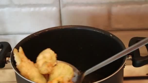 Zubereitung Von Zucchiniblüten Teig Mit Mozzarella Und Sardellen — Stockvideo