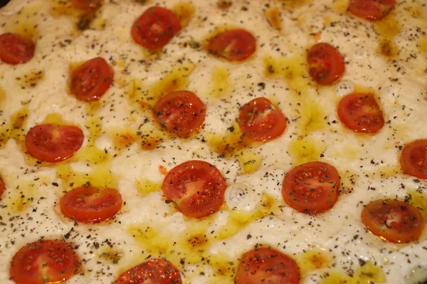 Traditioneel Italiaans Huisgemaakt Plat Brood Met Tomaten Origan — Stockfoto