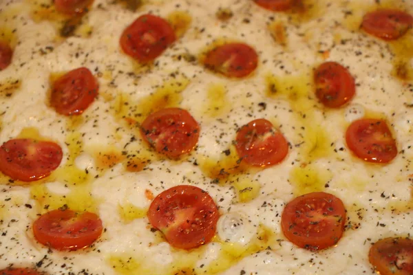 Traditioneel Italiaans Huisgemaakt Plat Brood Met Tomaten Origan — Stockfoto