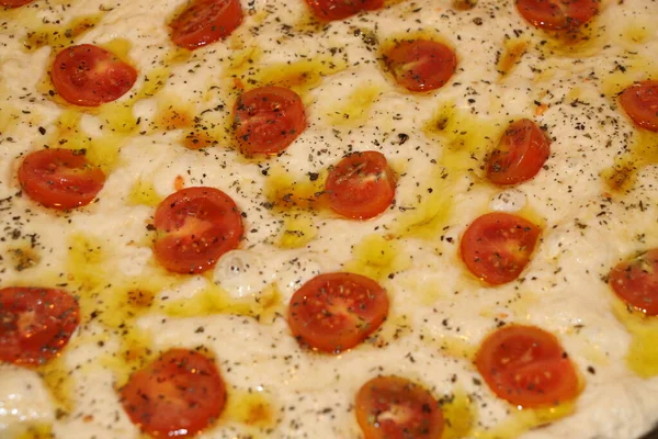 意大利传统自制的扁平面包 配以西红柿和折纸 — 图库照片