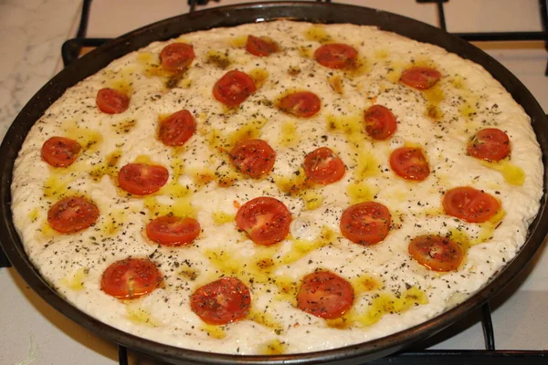 Traditioneel Italiaans Huisgemaakt Plat Brood Met Tomaten Origan — Stockfoto