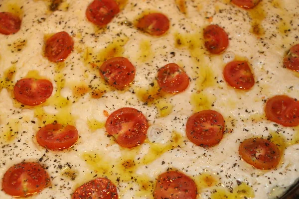 Traditioneel Italiaans Huisgemaakt Plat Brood Met Tomaten Origan — Stockfoto