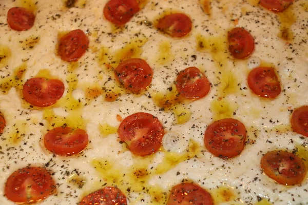 Traditionellt Italienskt Hembakat Bröd Med Tomater Och Origan — Stockfoto