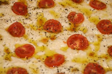 Geleneksel İtalyan ev yapımı domatesli ve kekikli ekmek.