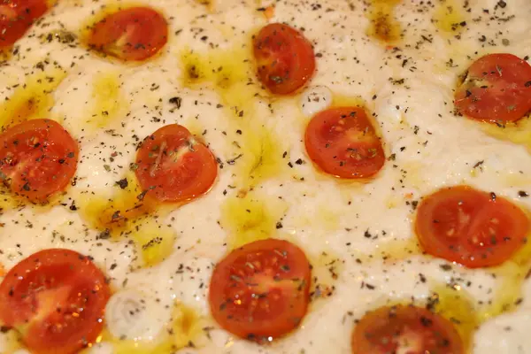 Tradycyjny Włoski Chleb Płaski Domowej Roboty Pomidorami Origan — Zdjęcie stockowe
