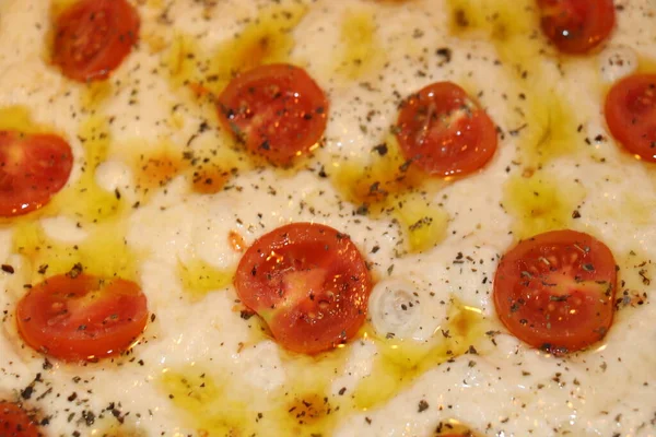Tradycyjny Włoski Chleb Płaski Domowej Roboty Pomidorami Origan — Zdjęcie stockowe