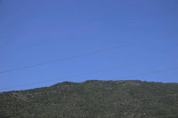 緑の山と青い空の自然景観 — ストック写真