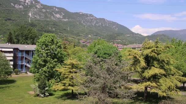 Natuurlijk Landschap Met Groene Bergen Blauwe Lucht — Stockvideo