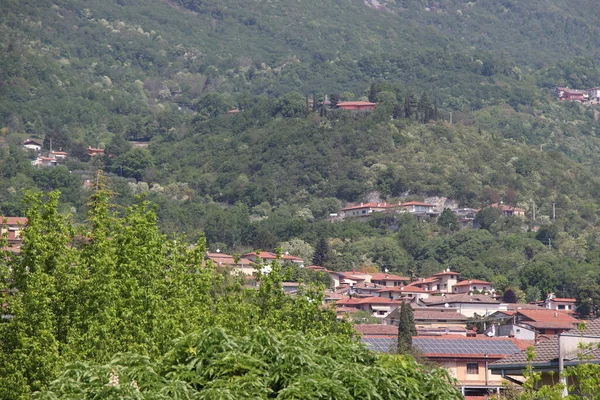 Χωριό Στα Καταπράσινα Βουνά Στη Βόρεια Ιταλία — Φωτογραφία Αρχείου