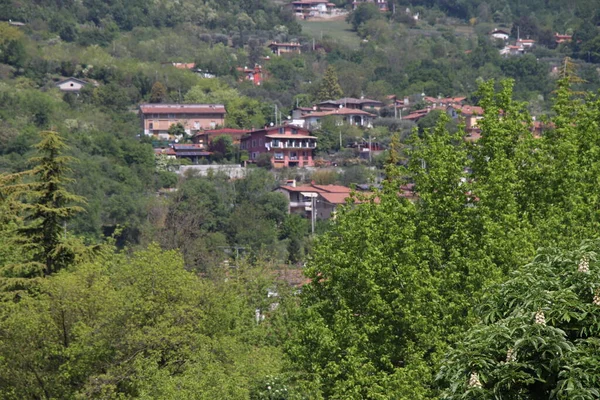 Pueblo Las Verdes Montañas Del Norte Italia —  Fotos de Stock