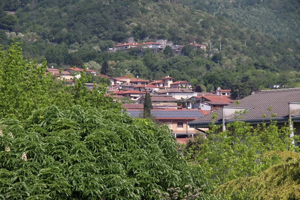Χωριό Στα Καταπράσινα Βουνά Στη Βόρεια Ιταλία — Φωτογραφία Αρχείου