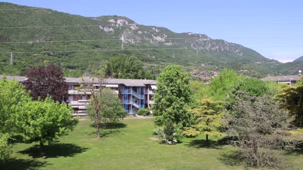 Χωριό Στα Καταπράσινα Βουνά Στη Βόρεια Ιταλία — Αρχείο Βίντεο