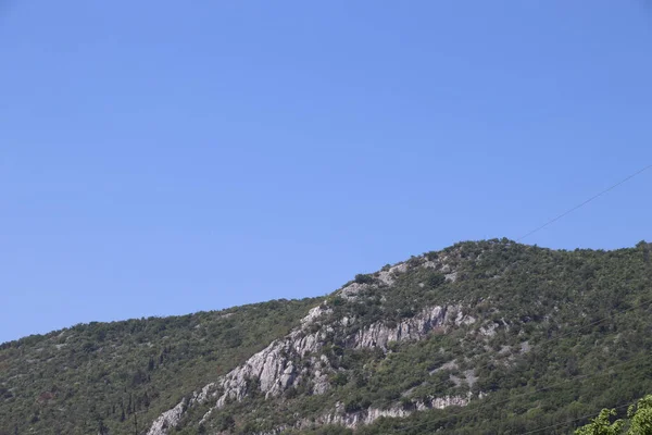 Paisaje Natural Con Montañas Verdes Cielo Azul —  Fotos de Stock