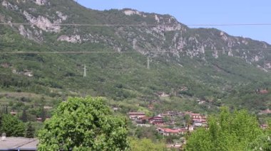 Kuzey İtalya 'daki yeşil dağlardaki köy