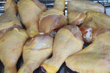 Izgarayla mangalda pişirilmiş tavuk.