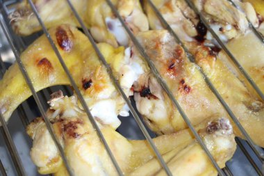 Izgarayla mangalda pişirilmiş tavuk.