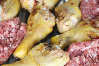 Mangalda tavuk ve sosisle karıştırılmış ızgara.