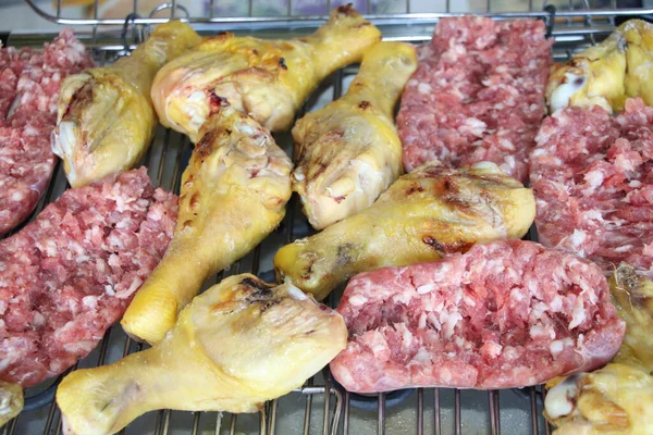 Parrilla Mixta Con Pollo Salchicha Cocinados Barbacoa —  Fotos de Stock