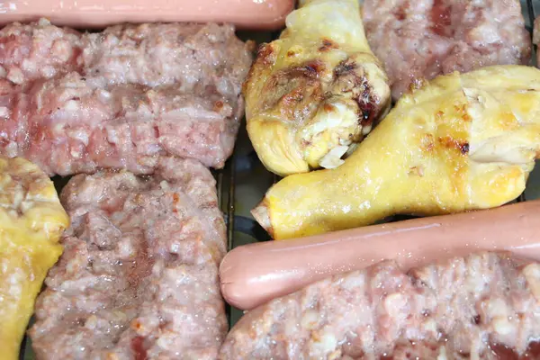 Gemischter Grill Mit Hühnchen Und Wurst Vom Grill — Stockfoto