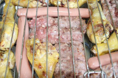 Mangalda tavuk ve sosisle karıştırılmış ızgara.