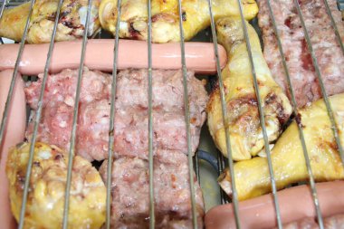 Mangalda tavuk ve sosisle karıştırılmış ızgara.