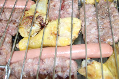 Mangalda tavuk ve sosisle karıştırılmış ızgara.