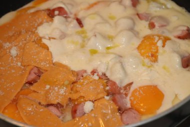 Tavada sosisli ve peynirli yumurta.