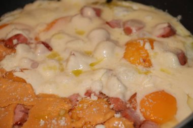 Tavada sosisli ve peynirli yumurta.