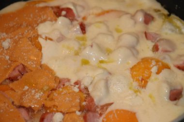 Tavada sosisli ve peynirli yumurta.