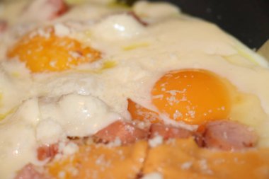 Tavada sosisli ve peynirli yumurta.