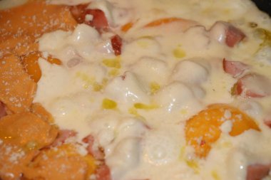 Tavada sosisli ve peynirli yumurta.