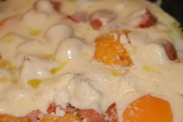パンにソーセージとチーズのクッキングの卵 — ストック写真