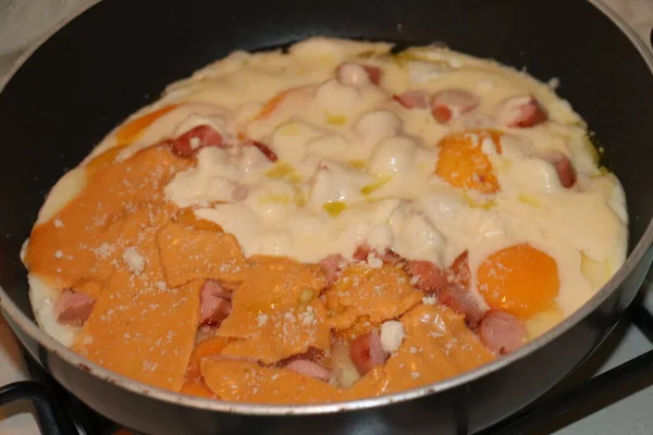 Huevos Con Salchicha Queso Cocinan Una Sartén —  Fotos de Stock