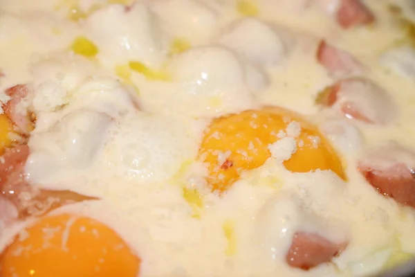 Ovos Com Linguiça Cozinheiro Queijo Uma Panela — Fotografia de Stock