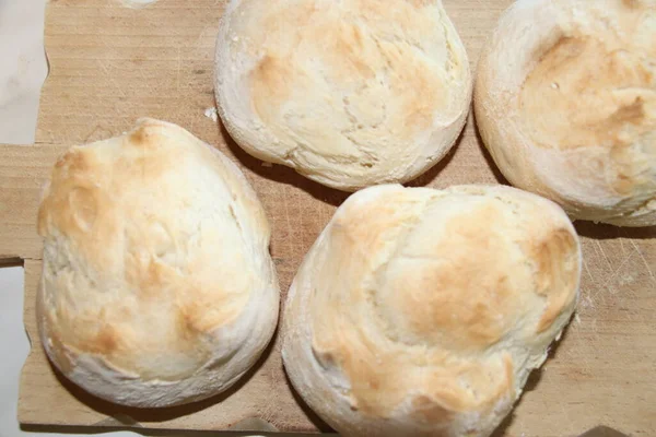 Frisches Brot Auf Einem Braunen Holzschneidebrett — Stockfoto