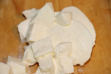 Ahşap arka planda mozarella peyniri dilimleri..