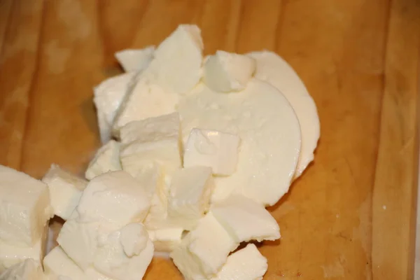 木材背景上的水牛奶酪莫扎拉片 — 图库照片