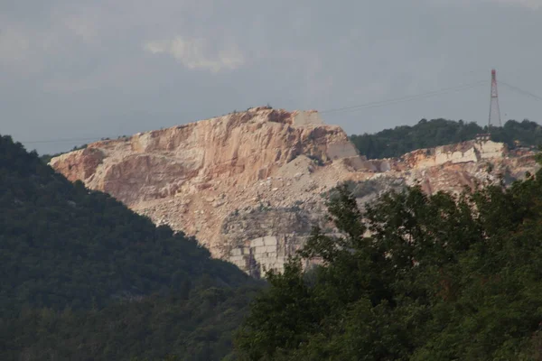 意大利北部 Botticino 的大理石采石场山脉 — 图库照片