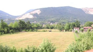 Kuzey İtalya 'da çayır ve dağlarla çevrili manzara