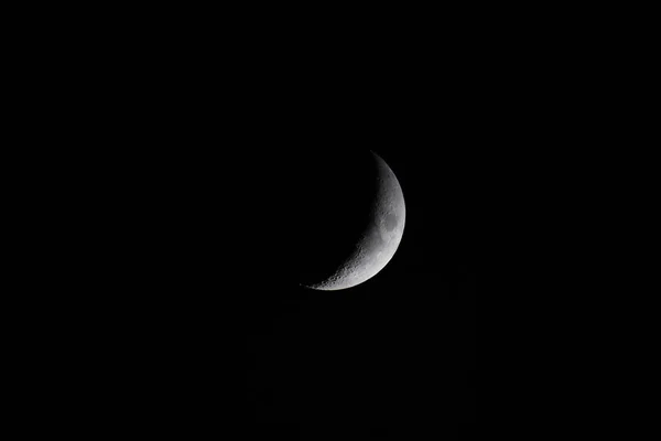 Lune lumineuse satellite de la Terre sur le ciel nocturne — Photo